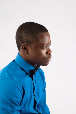 Mavi gömlekli ve papyonlu yakışıklı siyah adam.