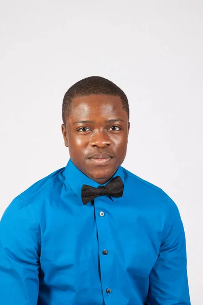 Guapo Hombre Negro Con Una Camisa Azul Pajarita —  Fotos de Stock