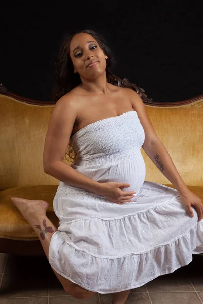 Altın Koltukta Güzel Hamile Bir Kadın — Stok fotoğraf