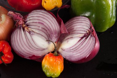 Baharatlı bir yemek için soğan ve biber.