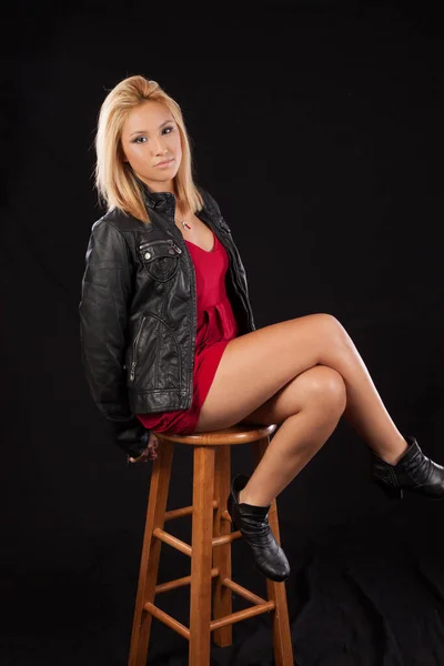 Belle Blonde Robe Rouge Veste Cuir Assise Avec Soin — Photo