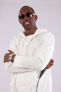 Zenci adam mikrofonla şarkı söylüyor.