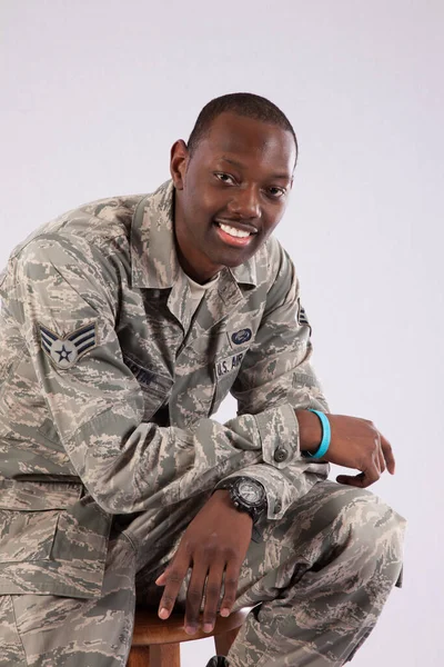 Hombre Negro Feliz Con Uniforme Fuerza Aérea —  Fotos de Stock