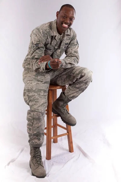 Hombre Negro Feliz Con Uniforme Fuerza Aérea —  Fotos de Stock