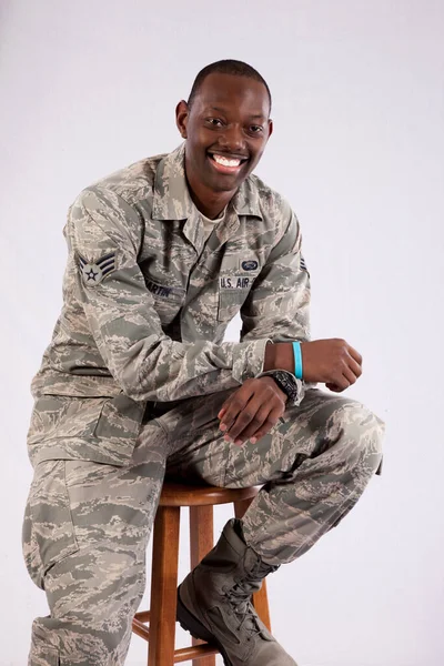 Hombre Negro Feliz Con Uniforme Fuerza Aérea —  Fotos de Stock