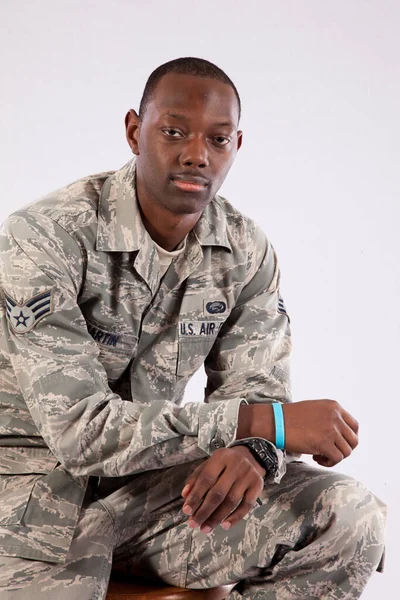 Hombre Negro Reflexivo Con Uniforme Fuerza Aérea Los Estados Unidos —  Fotos de Stock