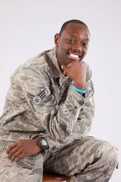 身穿空军制服的快乐黑人男子 — 图库照片