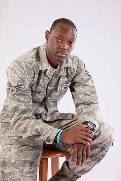 Hombre Negro Reflexivo Con Uniforme Fuerza Aérea Los Estados Unidos —  Fotos de Stock
