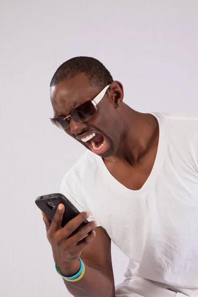 Dühös Fekete Férfi Egy Mobillal — Stock Fotó