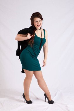 Gülümseyen mutlu beyaz kadın.