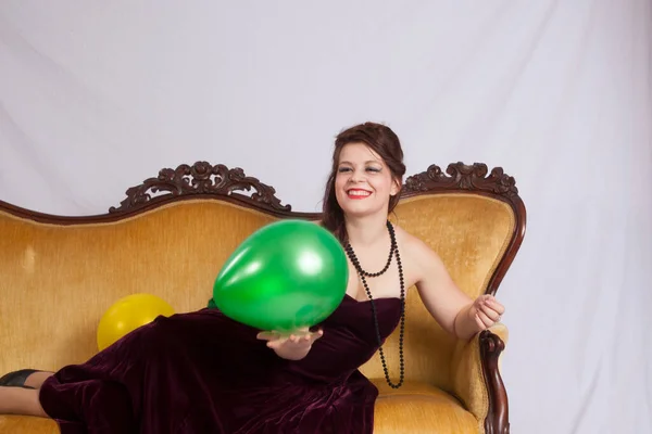 Mutlu Bir Kadın Yeşil Bir Balonla Oturuyor Gülümsüyor — Stok fotoğraf