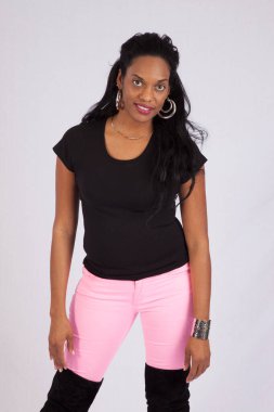 Gülümseyen sevimli siyah kadın.