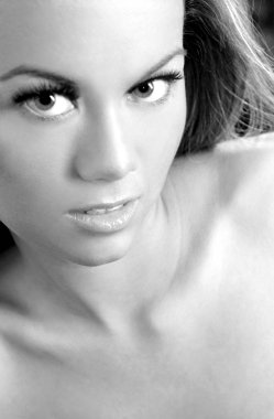 Güzel esmer - seksi poz - boğucu Eyes - yatak odası ayarı