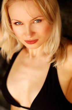 Güzel sarışın sevimli bikini