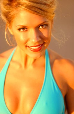 Kız bikini ve plaj çevresinde 