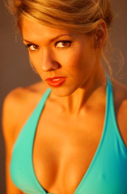 Kız bikini ve plaj çevresinde 