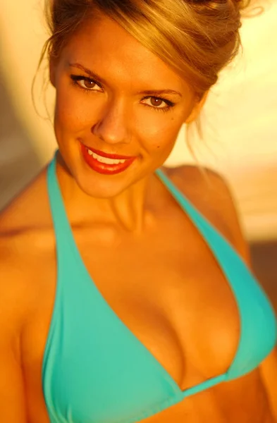 Mädchen im Bikini am und am Strand — Stockfoto