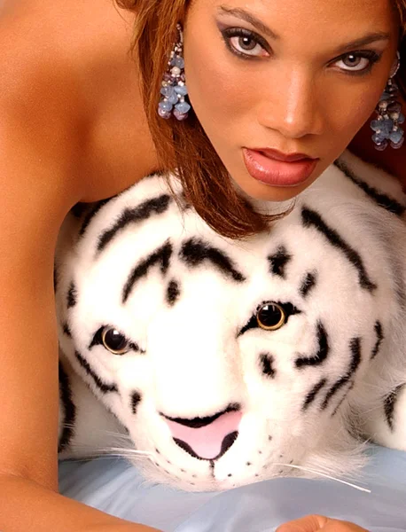 Gözlü esmer beyaz kaplan oyuncak ayı çarpıcı