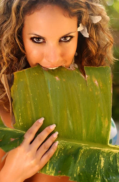 Adorável latina morena joga para câmera — Fotografia de Stock