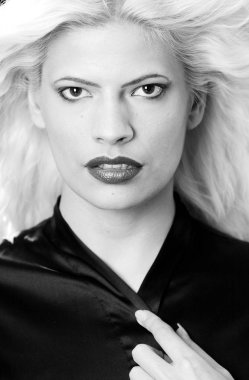 Siyah ve beyaz sıkı yüz yakın çekim