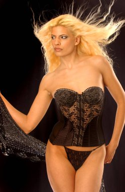 Vahşi karanlıkve sarı saç modeli siyah korse ve tanga külot kataloğunda poz - kırmızı ruj ve dudak - şehvetli glamour vogue poz çarpıcı boğucu aktif göz - müstehcen erotik poz - - yeni sanat yeni görünüm - siyah arka plan kopya alanı parlak  