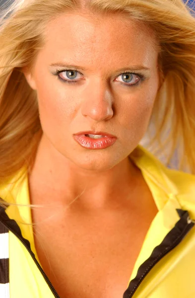 Parlak sarı damalı yarış sarışın kadın