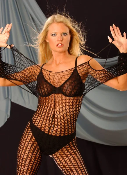 Rated R Fishnet üzerinde seksi sarışın