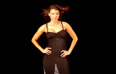 Siyah akşam yemeği elbise siyah duvar kağıdı seksi esmer