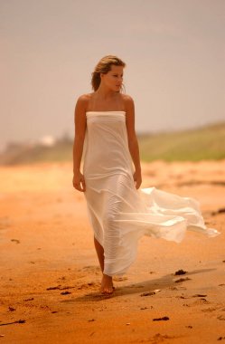 Model sahilde poz çarpıcı