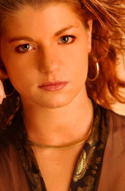 Sevimli kıvırcık saç modeli sıkı yüzüne vurdu