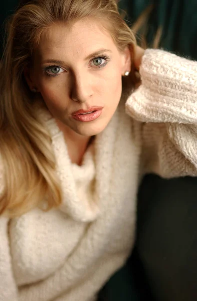 Long Sleeve Beige Turtleneck Fuzzy Sweater Beautiful Blonde — Stock Photo, Image