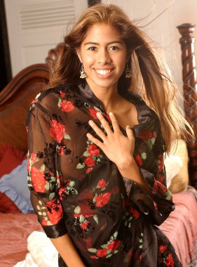 Güzel Brezilyalı esmer, iri göğüslü, uzun kahverengi saçlı, büyük gülüşlü, neşeli, çarpıcı bir kız. İnce, ince bir saat boyunca ayakta duran cama benziyor. Gerçekten kışkırtıcı güzelliğin doğal görünüşü gösterişli. 