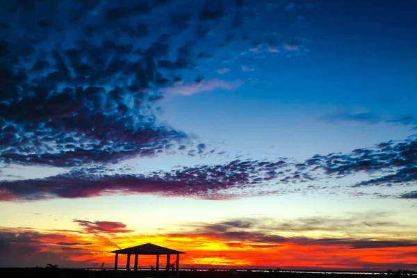 Dramatik Kırmızı Bulutlu Gün Batımı — Stok fotoğraf