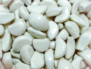 Taze soyulmuş sarımsağın yakın görüntüsü