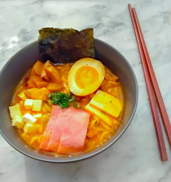 Tutup Tampilan Tradisional Ramen Dalam Mangkuk — Stok Foto