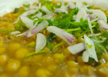 Yeşil kişniş soslu soğan dilimi. Geleneksel bir bangladeş yemeği..