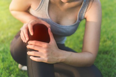 Egzersiz ve sağlıklı konsept, Genç Asyalı kadın spor koşusunda diz burkulması, seçici odaklanma
