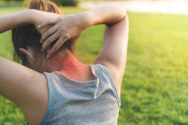 Genç Asyalı kadın kaza geçirdi. Spor koşusunda boyun ağrısı, Sağlık ve Spor Konsepti, Seçici Odaklanma