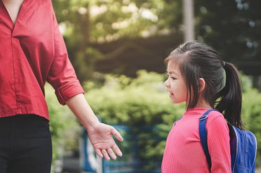 Okul konseptine geri dönersek, anne ya da baba el ele tutuşuyor kız ya da öğrenci sırt çantasıyla okula gidiyor, seçmeli odaklanıyor..
