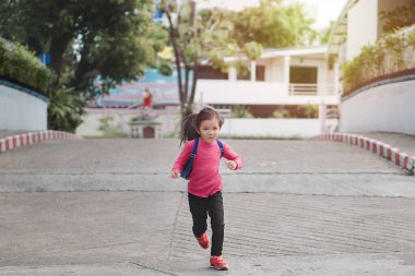 Okul konseptine geri dönersek, Asyalı tatlı çocuk ya da öğrenci sabah okula koşuyor, seçici odaklanma..