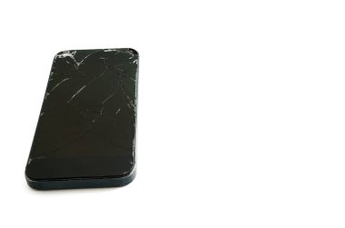 Kırık ekranlı mobil akıllı telefon beyaz arkaplanda izole edildi. Kırpma yolu ile