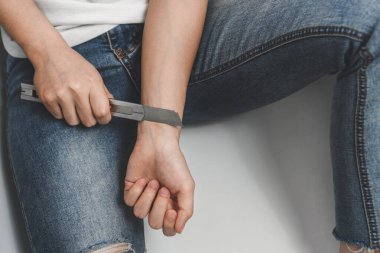 İntihar konsepti, Umutsuz Asyalı genç bir kadının banyoda kendini bıçakla öldürmeye çalışması..