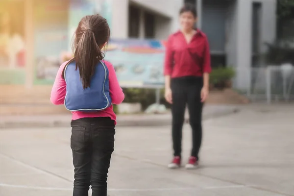 Okul Konseptine Geri Dönersek Asyalı Anne Ebeveynin Kızını Okula Götürmesi — Stok fotoğraf