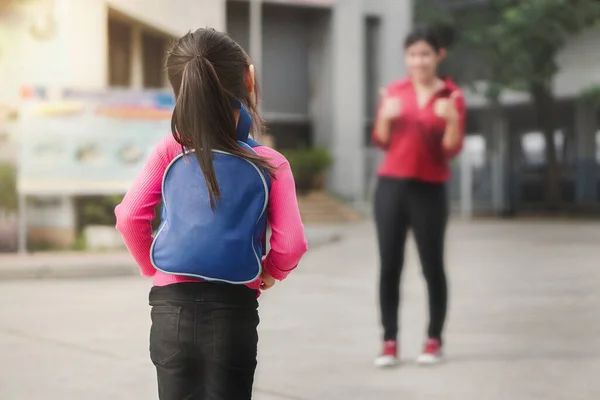 Okul Konseptine Geri Dönersek Asyalı Anne Ebeveynin Kızını Okula Götürmesi — Stok fotoğraf