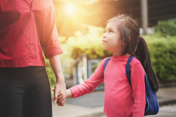 Terug Naar School Concept Moeder Ouder Hand Dochter Leerling Met — Stockfoto