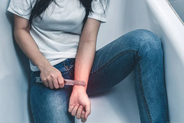Desperat Ung Asiatisk Kvinna Försöker Livet Sig Med Kniv Badrummet — Stockfoto