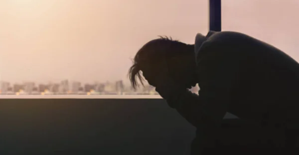 Suddig Bakgrund Ung Deprimerad Asiatisk Man Sitter Ensam Nära Fönstret — Stockfoto