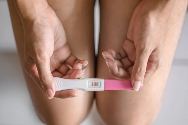 Молодая Азиатская Женщина Проведение Теста Беременность Показывает Положительный Результат Спальне — стоковое фото