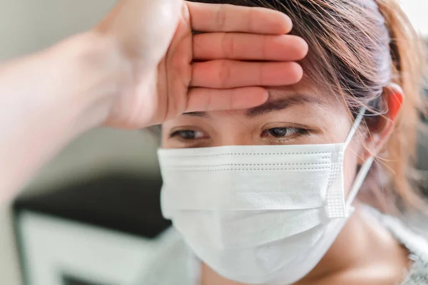 Kranke Asiatische Frau Hat Starke Fiebergrippe Und Mann Berührt Ihren — Stockfoto