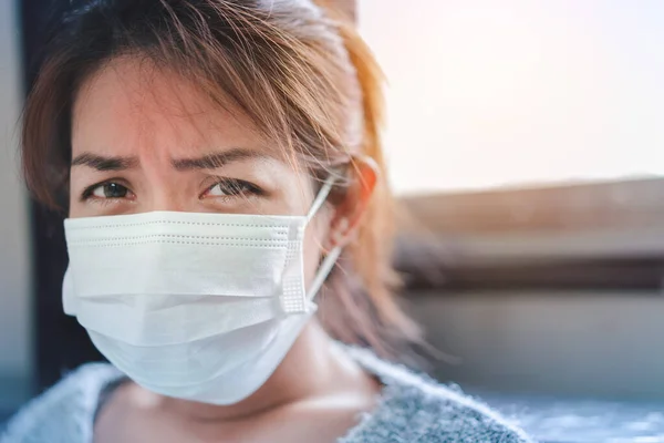 病気のアジアの女性は 高発熱インフルエンザの摩耗マスクを持っている 懸念感染症を持っている 寝室でベッドの上のカメラを見て グローバルヘルスケアと普及感染コロナウイルスの概念を防止し 選択的な焦点 — ストック写真